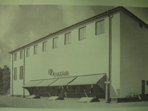 Så här ska det se ut - tomt på hundar. Bild från Huddinge Hembygdsförening. Text under bilden: "Konsumbutiken i Fullersta bio strax efter att byggnaden blev färdig 1933." 