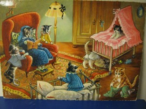 Trivsam stämning i kattfamiljen, vykort från 1962.